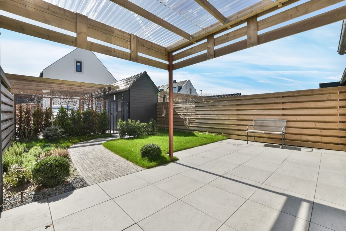 Garden with systemic lamella roofing and modern terrace.