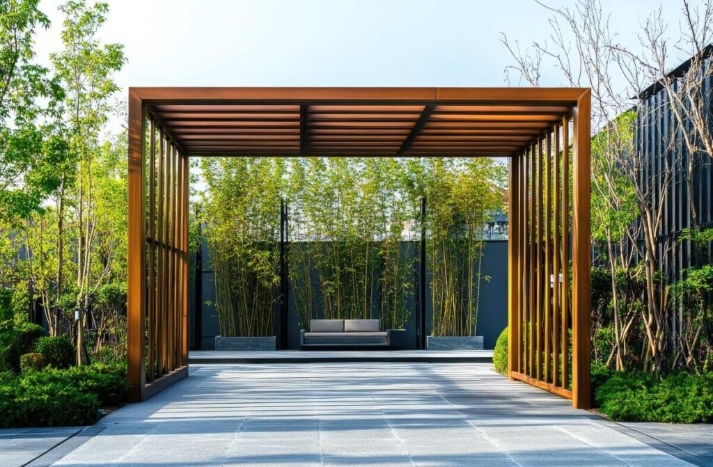 Na patio widoczne są ruchome rolety drewniane.