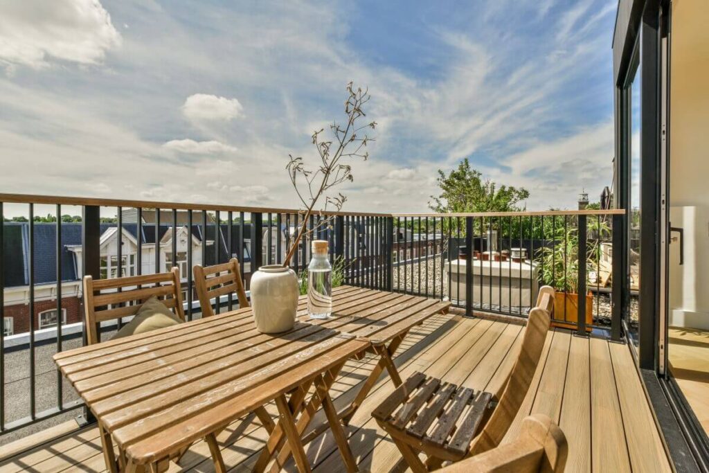 Drewniany taras z widokiem na miasto, idealne miejsce na deseczki do altan.