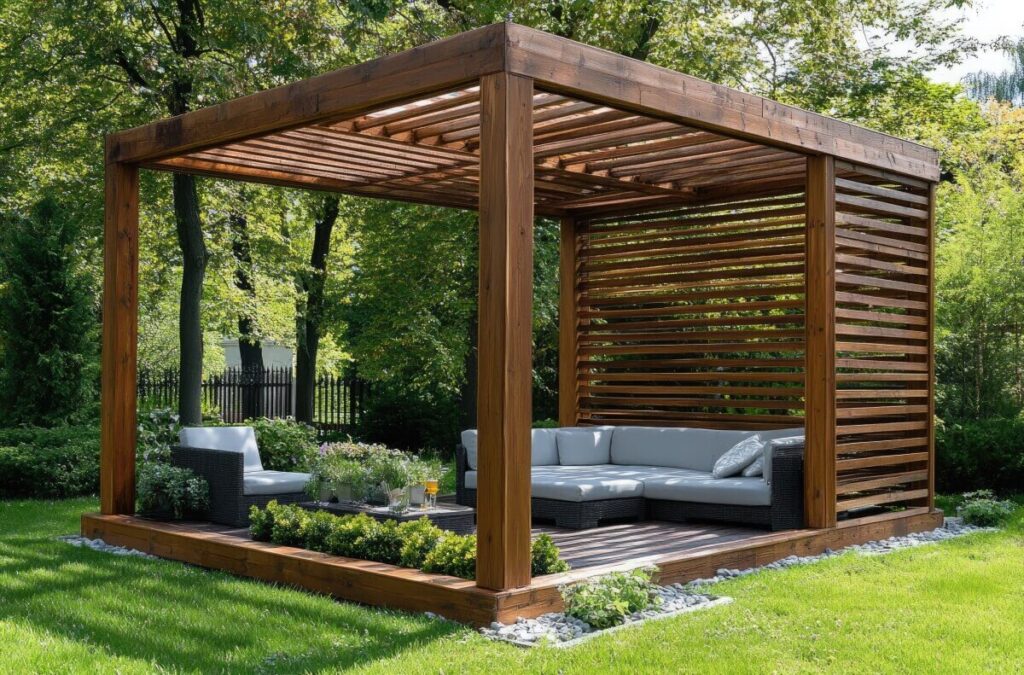 Alt tekst: Drewniana altana ogrodowa z ruchomymi żaluzjami drewnianymi.