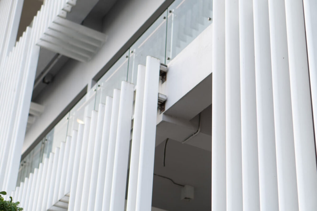 Na budynku widać system ruchomych desek ustawionych pionowo.