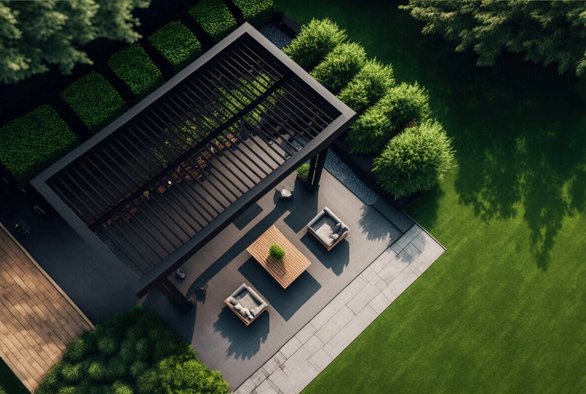 Drewniana pergola balkonowa pasuje na mały balkon w układzie przyściennym lub narożnym: 80–140 cm głęb., 120–240 cm szer., przejście min. 60 cm.